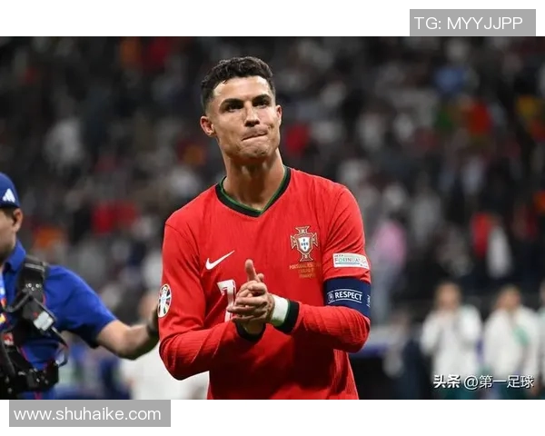 足球明星风采大揭秘：从球场到生活的精彩瞬间与成就分享