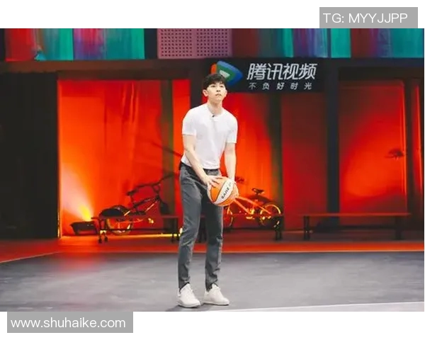 当明星化身路人街头打篮球意外引发球迷围观热潮 当明星化身路人街头打篮球意外引发球迷围观热潮