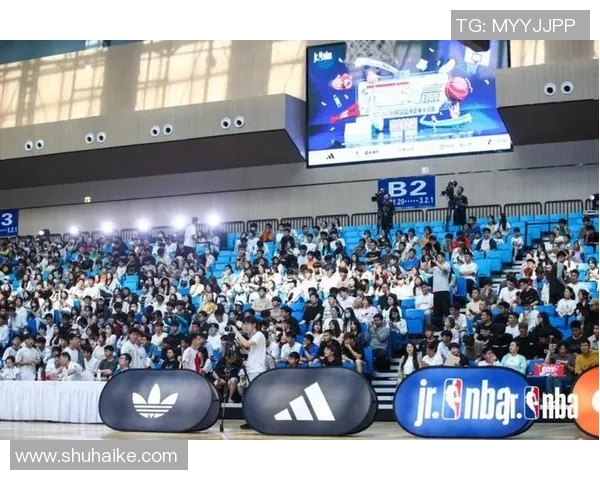 篮球明星乘坐大巴的趣味瞬间曝光引发球迷热议和关注 篮球明星乘坐大巴的趣味瞬间曝光引发球迷热议和关注